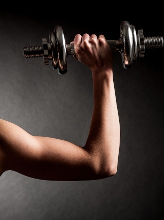 Bras fléchi avec biceps tendu soulevant un haltère pour l'entraînement de force.